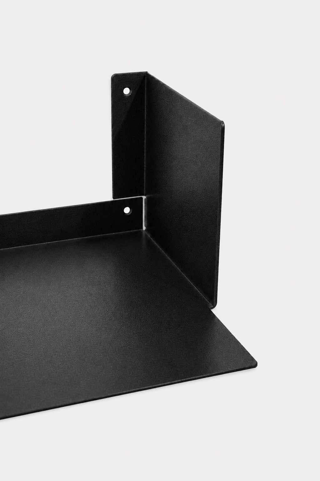 LUMO living room shelf in Graphite powder coated steel, RAL 9005, corner close-up of the U-profile with side wall and base, jet black
