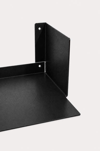 LUMO living room shelf in Graphite powder coated steel, RAL 9005, corner close-up of the U-profile with side wall and base, jet black
