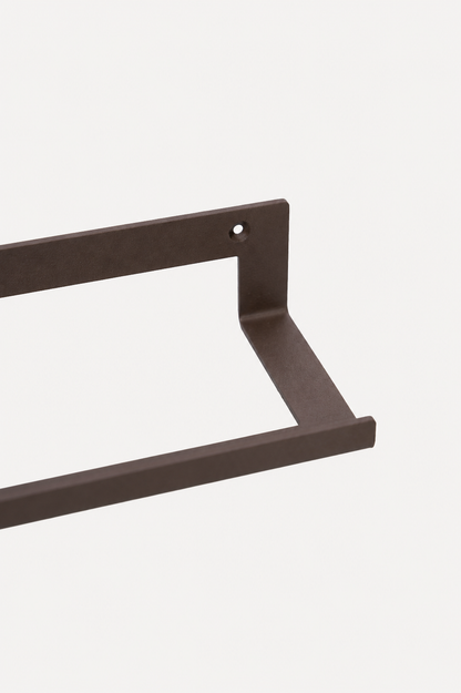KANSO towel holder in Umber powder coated steel, RAL 8022, macro of the bracket and double rail corner, dark black brown