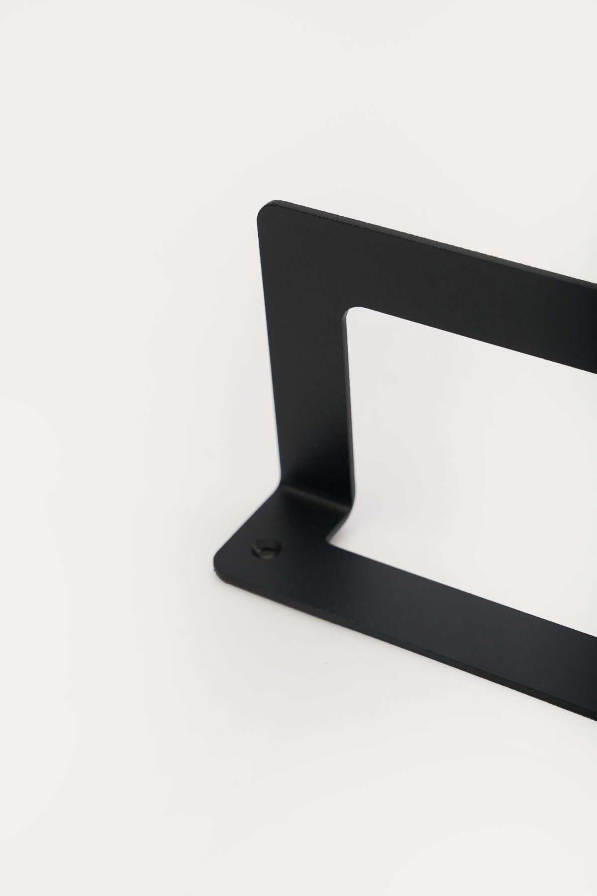 KANSO towel holder in powder coated steel, macro along the lower rail and bracket, jet black