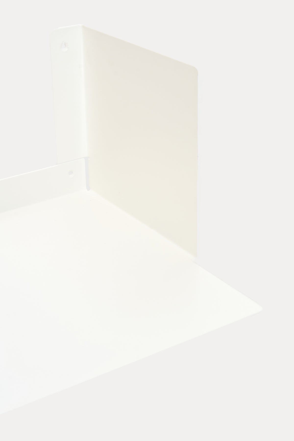 LUMO living room shelf in Chalk powder coated steel, corner close-up of the U-profile with side wall and base, bright white