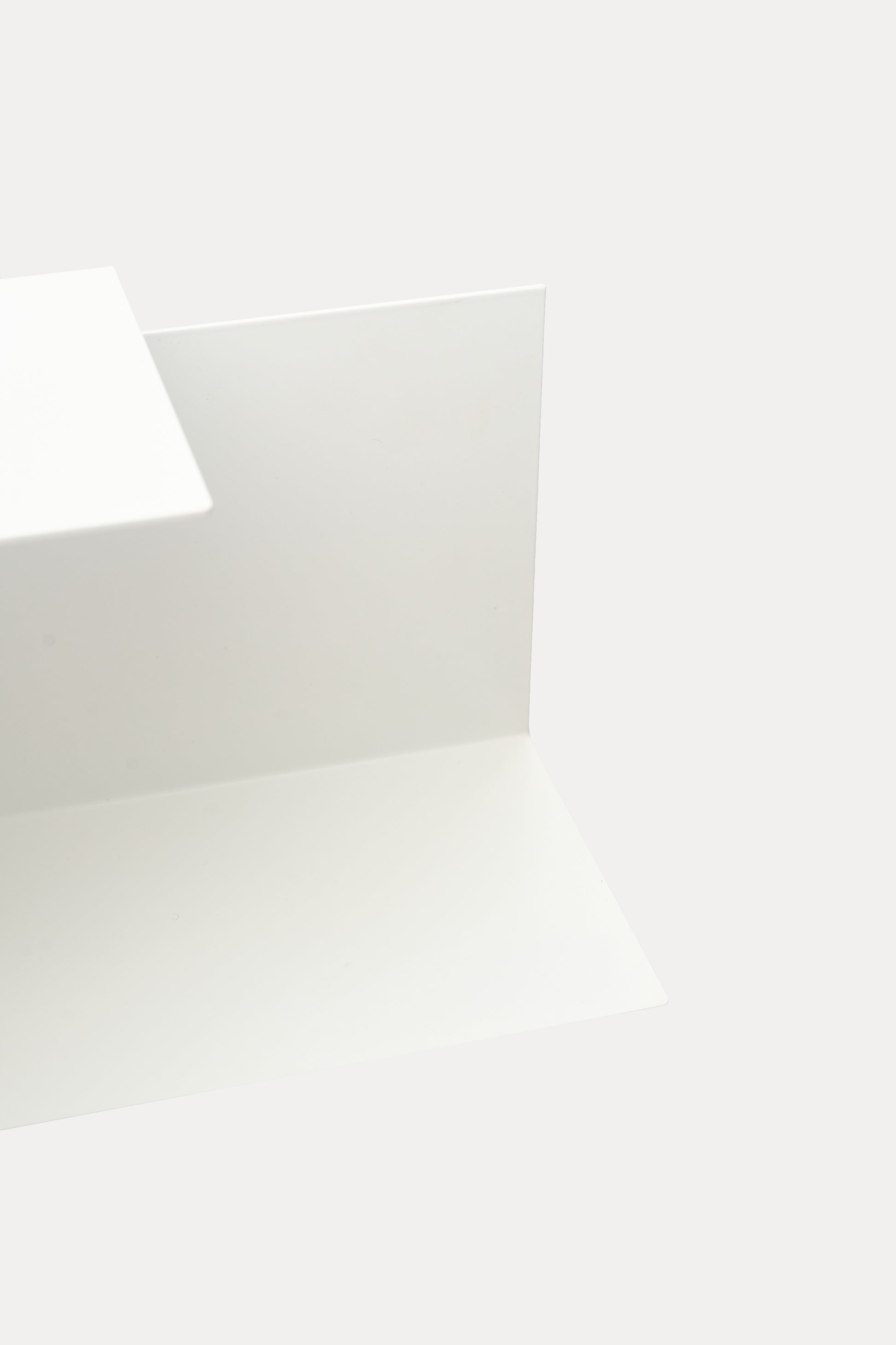 LYNX floating shelf in Chalk powder coated steel, RAL 9016, soft white, detail view