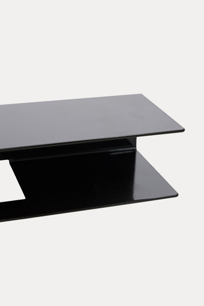 NYVE toilet paper holder in powder coated steel, glossy black close-up of the top plate and notched hook arm